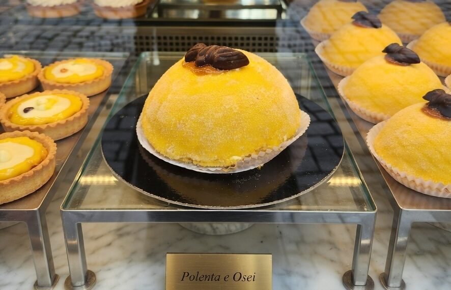 Dolci tipici di Bergamo: un viaggio tra marzapane, leggende liriche e tradizioni di pasticceria